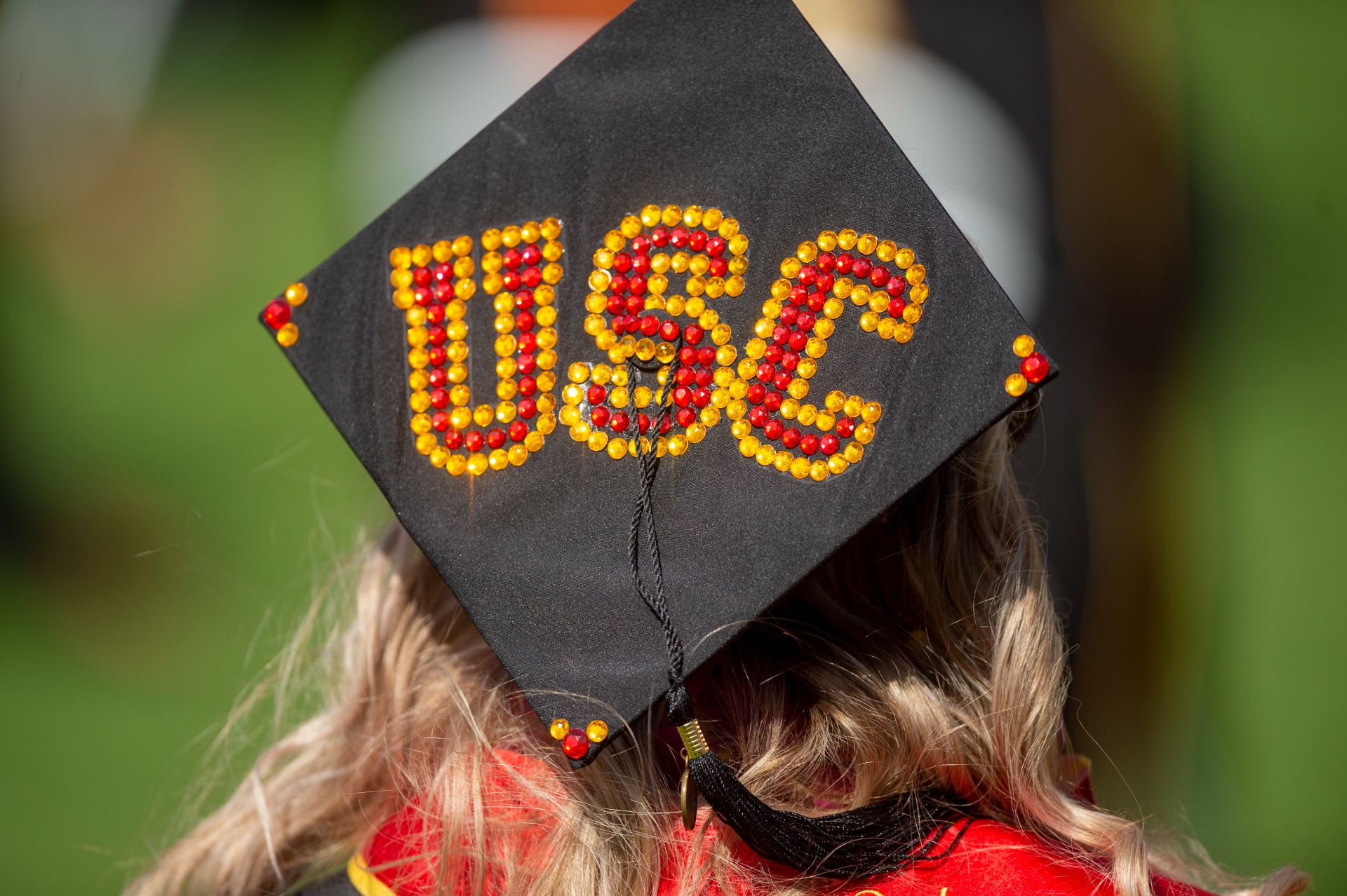 A graduation cap with USC designed on top of it